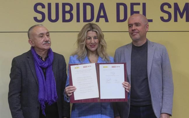 Yolanda Díaz posa con los secretarios generales de CCOO, Unai Sordo (d), y UGT, Pepe Álvarez.