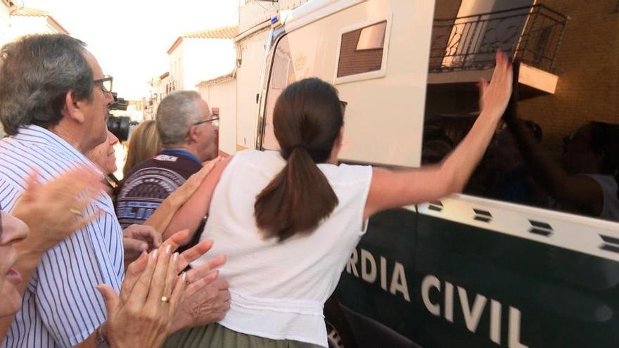 Vecinos de Hornachos increpan el furgón en el que viajan los dos detenidos por el asesinato de Francisca Cadenas