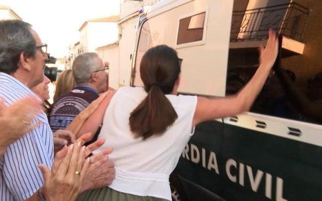 Vecinos de Hornachos increpan el furgón en el que viajan los dos detenidos por el asesinato de Francisca Cadenas