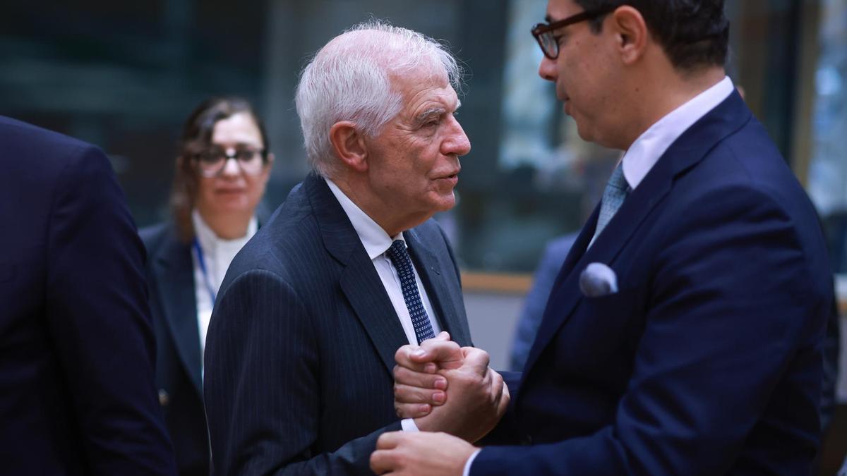 Borrell saluda a Constantinos Kombos, ministro de Exteriores de Chipre, en la reunión de los Veintisiete en Bruselas.