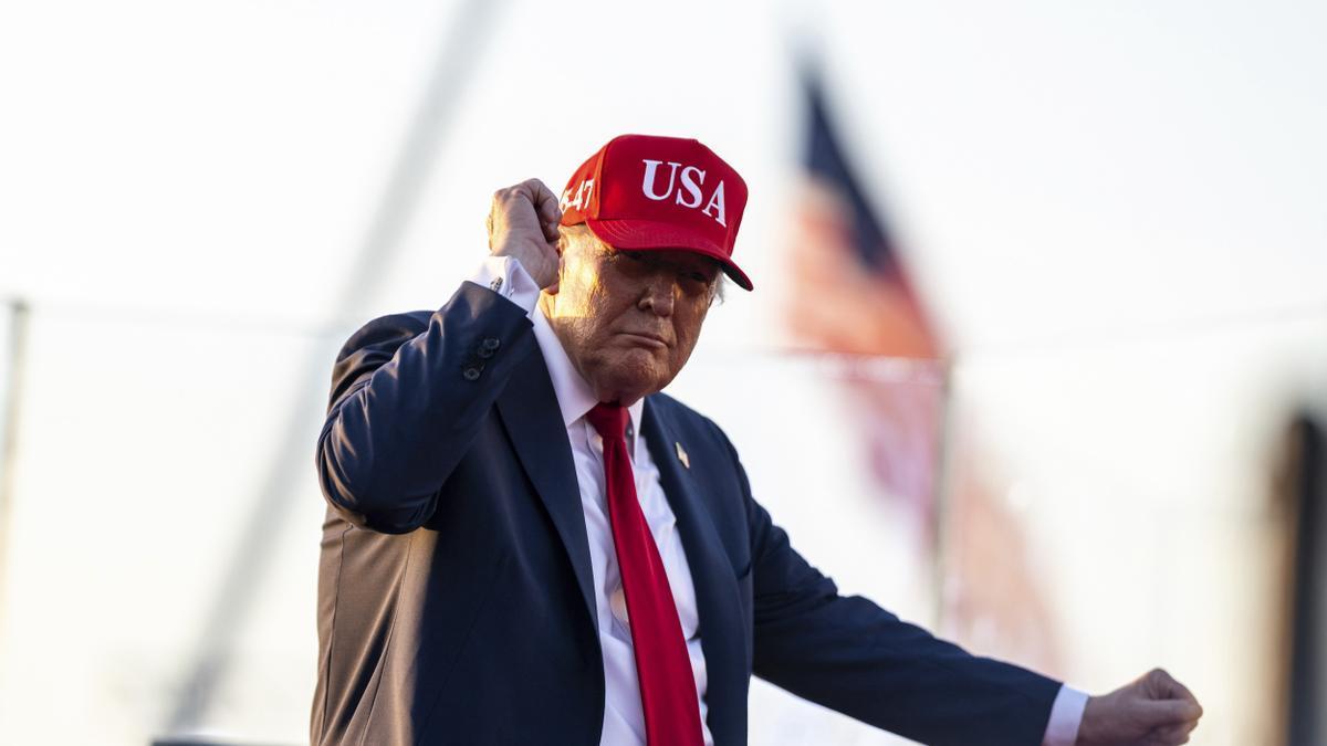 Trump bailando durante un acto.