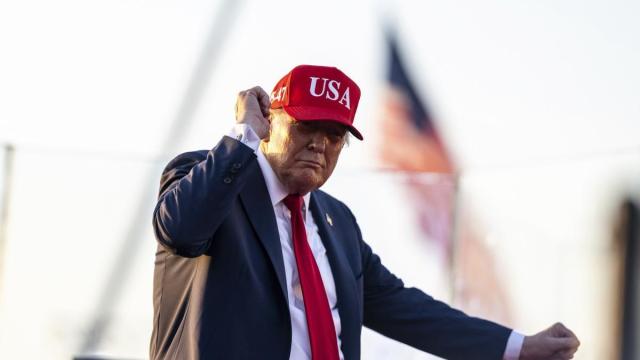 Trump bailando durante un acto.