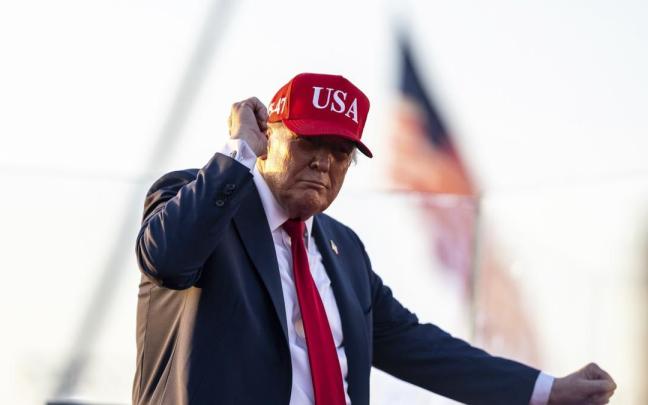 Trump bailando durante un acto.