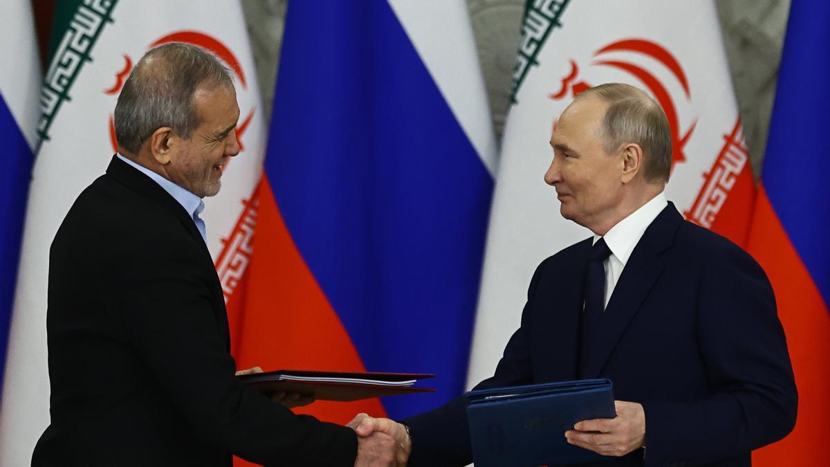 El presidente ruso, Vladimir Putin y Masoud Pezeshkian, presidente iraní durante su encuentro en Moscú