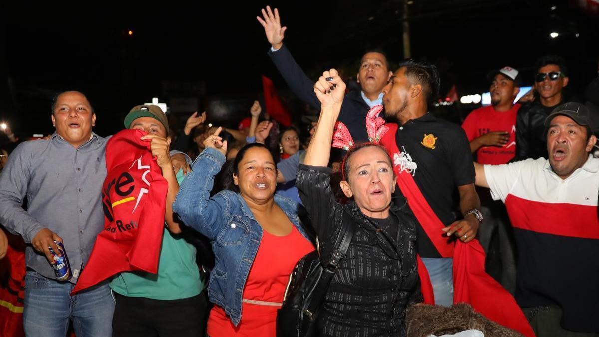 Simpatizantes del Partido Libertad y Refundación (Libre) se manifiestan por el supuesto fraude electoral.