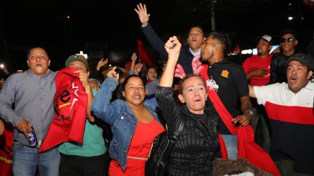 Simpatizantes del Partido Libertad y Refundación (Libre) se manifiestan por el supuesto fraude electoral.