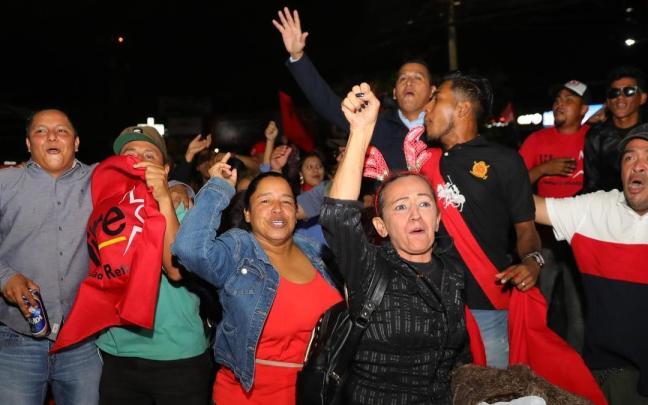 Simpatizantes del Partido Libertad y Refundación (Libre) se manifiestan por el supuesto fraude electoral.