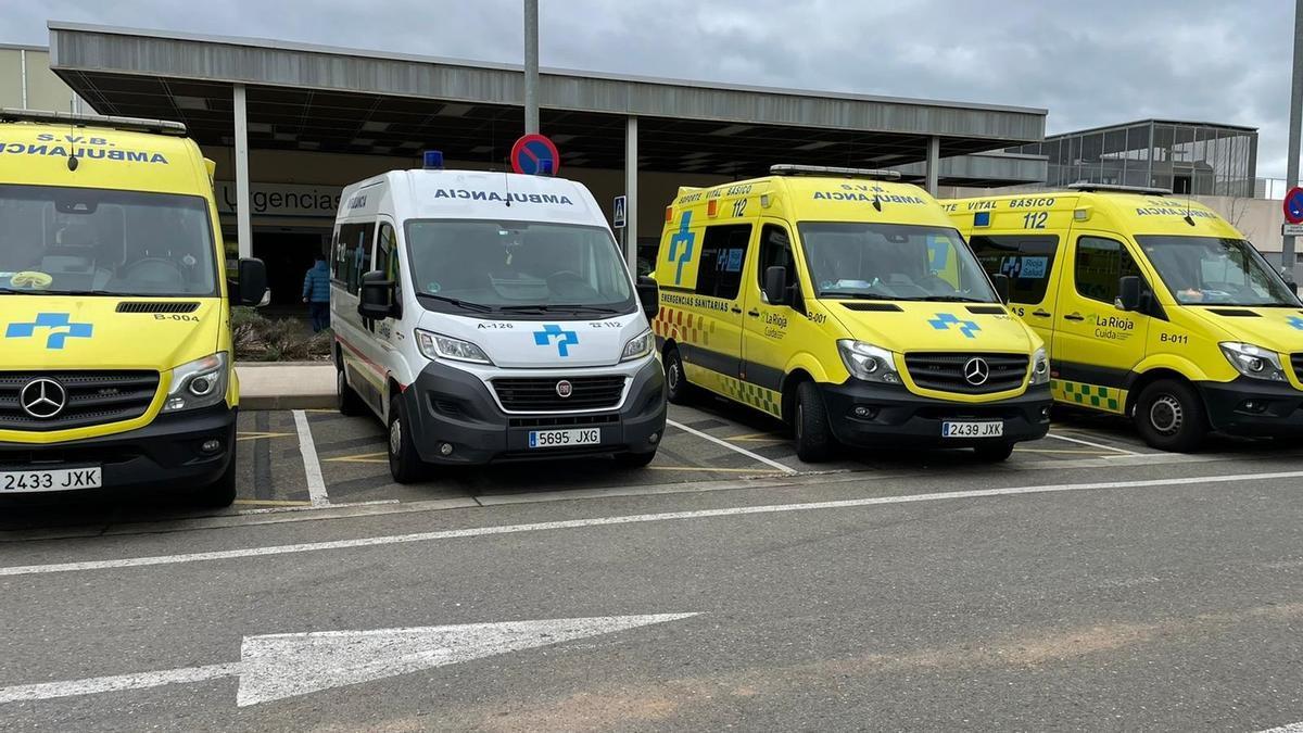 Ambulancias a las puertas de Urgencias del Hospital San Pedro de Logroño.