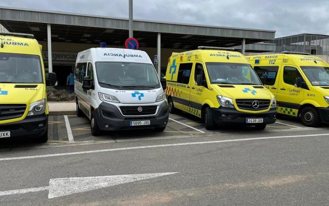 Ambulancias a las puertas de Urgencias del Hospital San Pedro de Logroño.