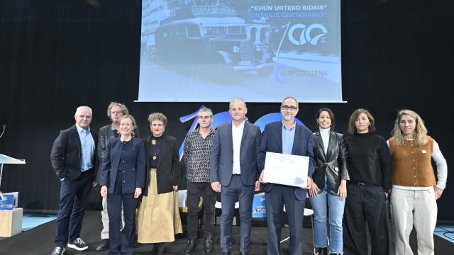 Representes institucionales y de la empresa se sumaron a una cita que sirvió de marco a la presentación del ciclo del centenario de la compañía de autobuses.