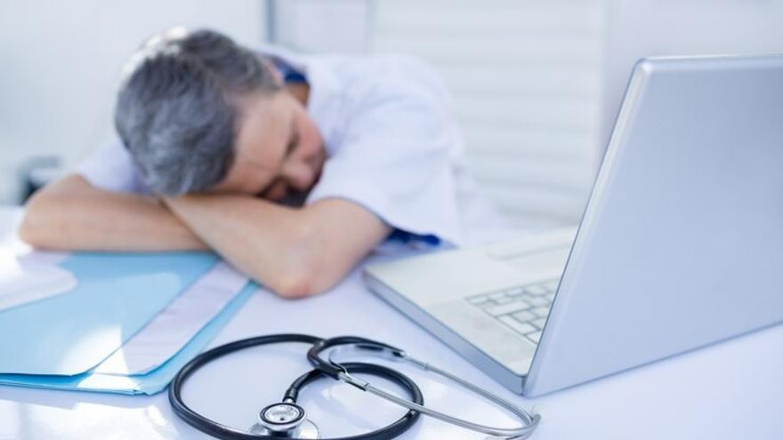 Más del 25% de los sanitarios tiene síntomas de insomnio y un 23% toma fármacos, según la Sociedad Española de Sueño.