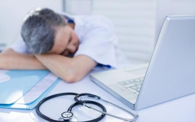Más del 25% de los sanitarios tiene síntomas de insomnio y un 23% toma fármacos, según la Sociedad Española de Sueño. / Freepik Más del 25% de los sanitarios tiene síntomas de insomnio y un 23% toma fármacos, según la Sociedad Española de Sueño.