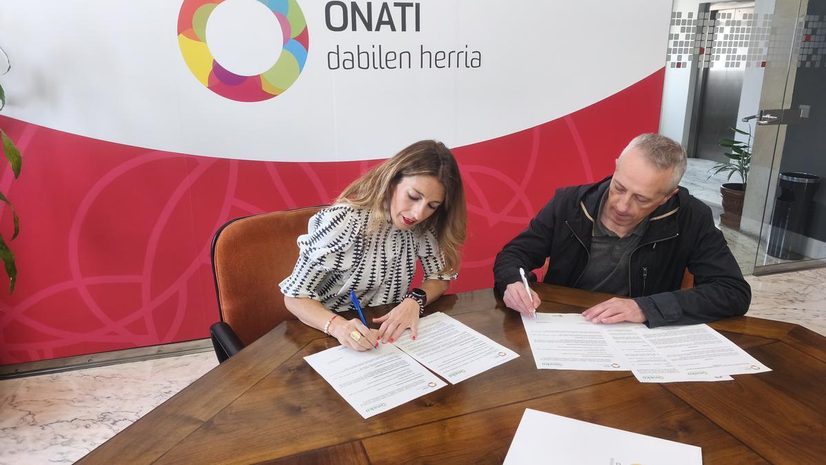 Firma del acuerdo entre la alcaldesa, Izaro Elorza, y el presidente de Oneko Kooperatiba, Raúl García.