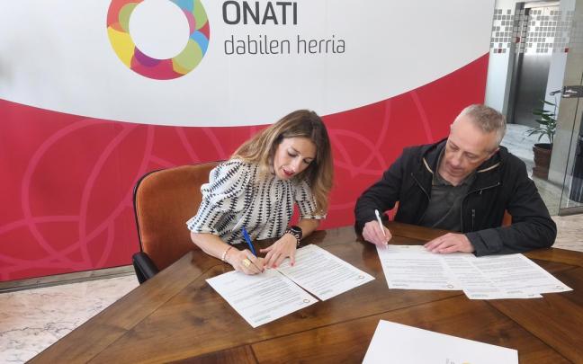Firma del acuerdo entre la alcaldesa, Izaro Elorza, y el presidente de Oneko Kooperatiba, Raúl García.