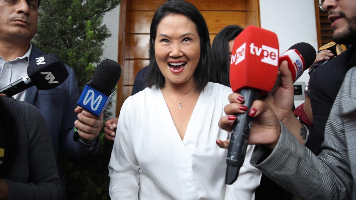 Keiko Fujimori atiende a los medios tras conocer los resultados de las elecciones en Perú.