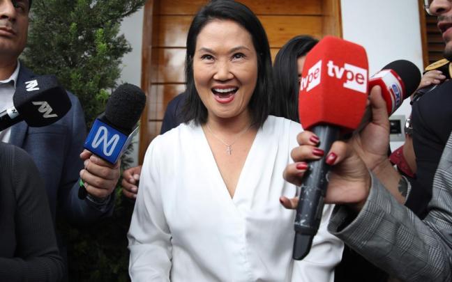 Keiko Fujimori atiende a los medios tras conocer los resultados de las elecciones en Perú.