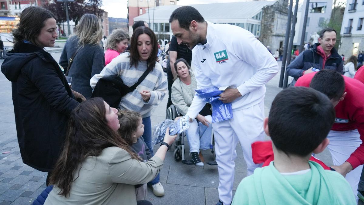 El colectivo de palistas profesionales en huelga se manifiesta en Mungia.