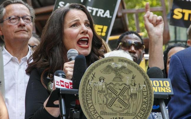 Fran Drescher, conocida por su papel como niñera en la serie 'The Nanny', es quien lidera la huelga de actores y actrices en Hollywood. Fran Drescher, conocida por su papel como niñera en la serie 'The Nanny', es quien lidera la huelga de actores y actrices en Hollywood.