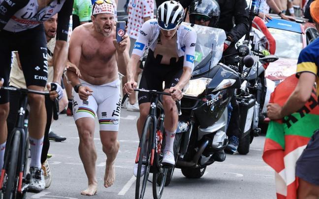 Pogacar, completamente hundido.