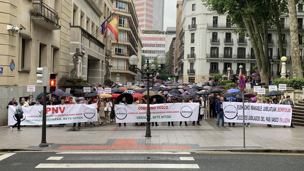 Concentración de los docentes jubilados.