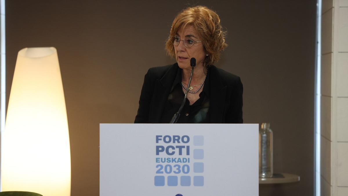 La comisionada para la Ciencia, la Tecnología y la Innovación del Gobierno vasco, Cristina Uriarte, durante su intervención.