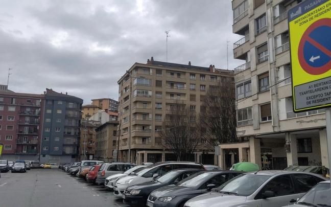 Zona del aparcamiento de Luzuriaga reservado a residentes.