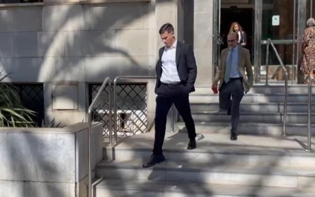 El futbolista Santi Mina, saliendo de la Audiencia de Almería El futbolista Santi Mina, saliendo de la Audiencia de Almería