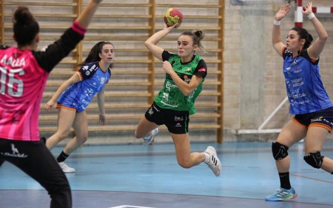La navarra Naiara Retegi, en el partido de la primera vuelta en Villava donde el Beti perdió por 25-34. La navarra Naiara Retegi, en el partido de la primera vuelta en Villava donde el Beti perdió por 25-34.