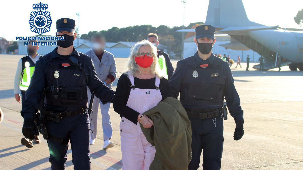 La Policía Nacional traslada a Natividad Jáuregui, entregada por las autoridades belgas.