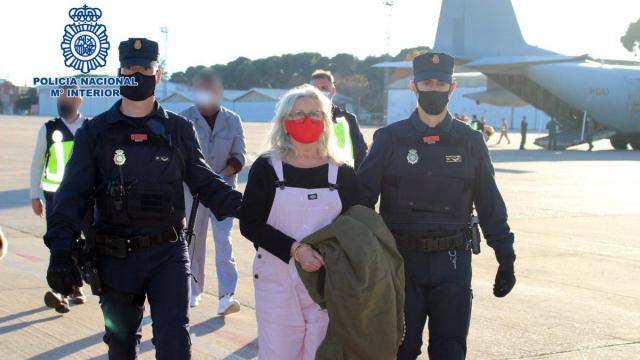 La Policía Nacional traslada a Natividad Jáuregui, entregada por las autoridades belgas.