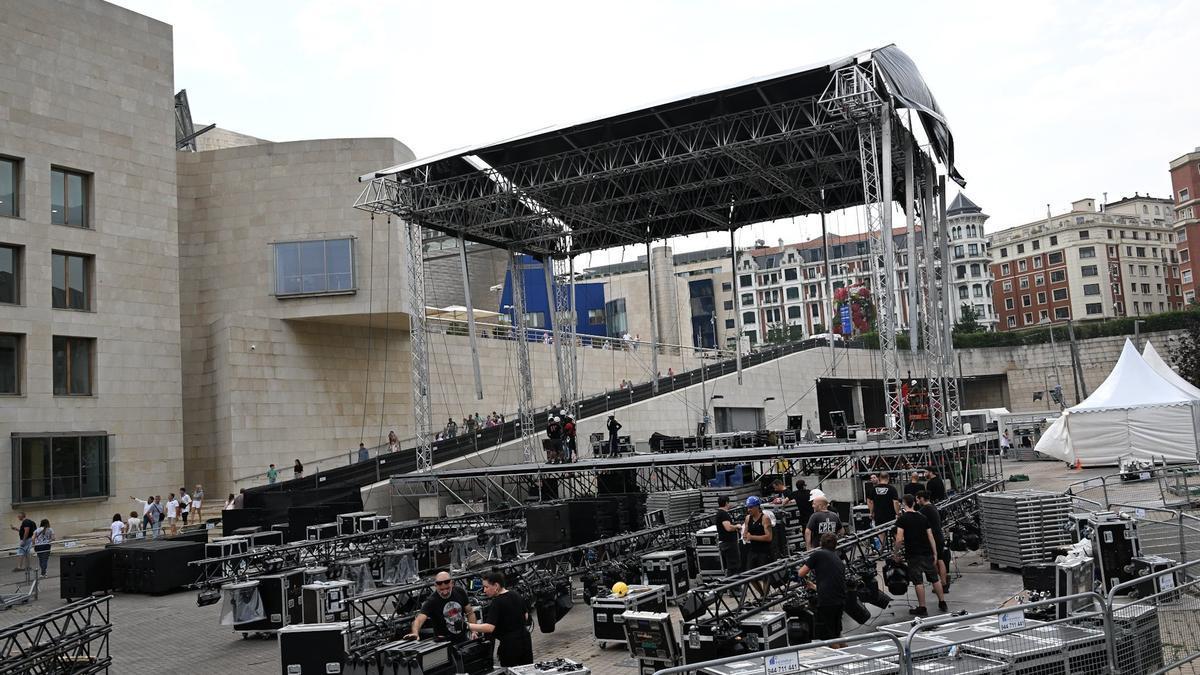 El escenario de Abandoibarra no llegó a tiempo para celebrar el concierto del 16 de agosto. Oskar Gonzalez