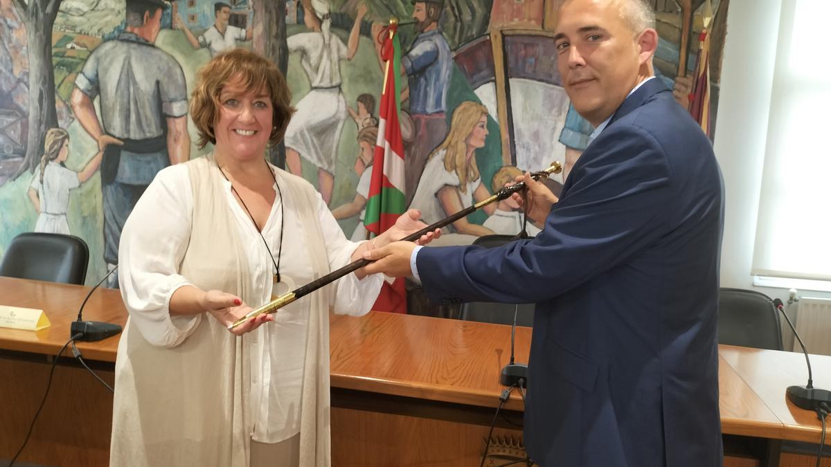 Maite Etxebarria Azpiolea cedió la makila a su compañero de partido, Iñaki Urrutia del Cura. | E.Z. Deia