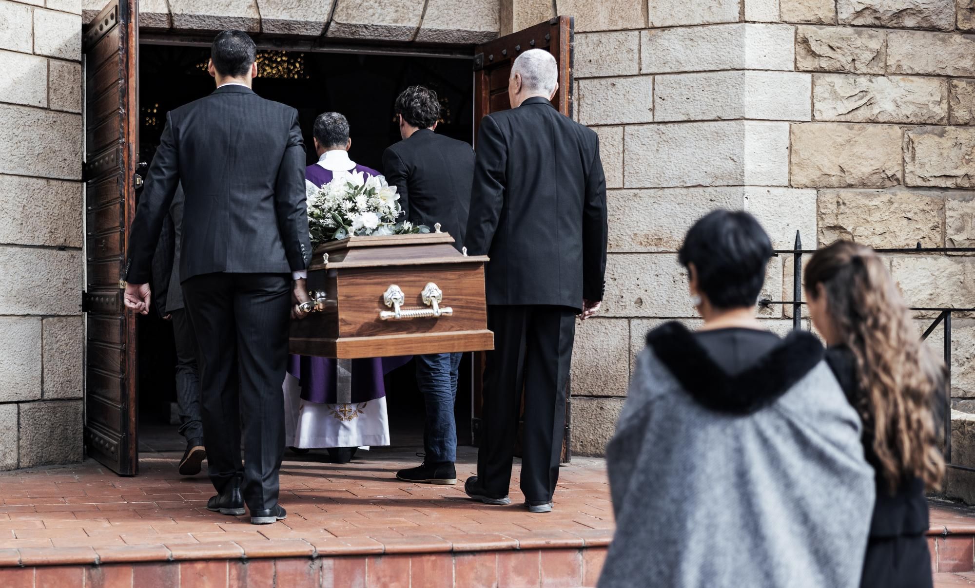Traslado del féretro al interior de la iglesia para el funeral.