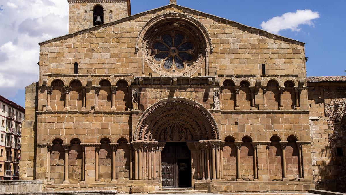 Fachada de la iglesia románica de Santo Domingo.