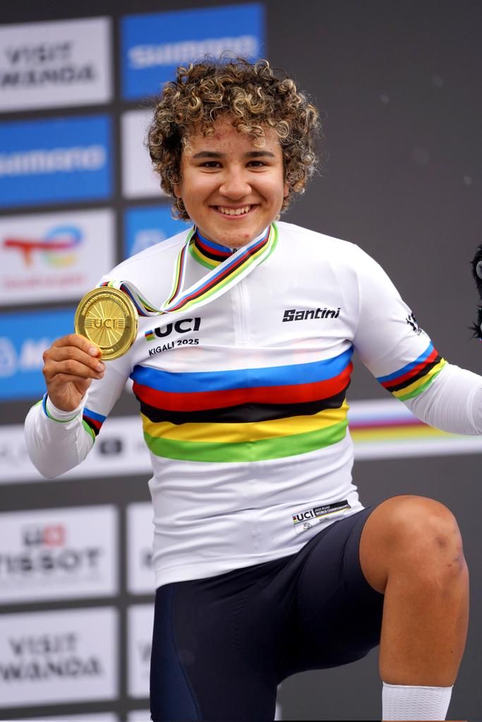 Paula Ostiz con la medalla de Oro