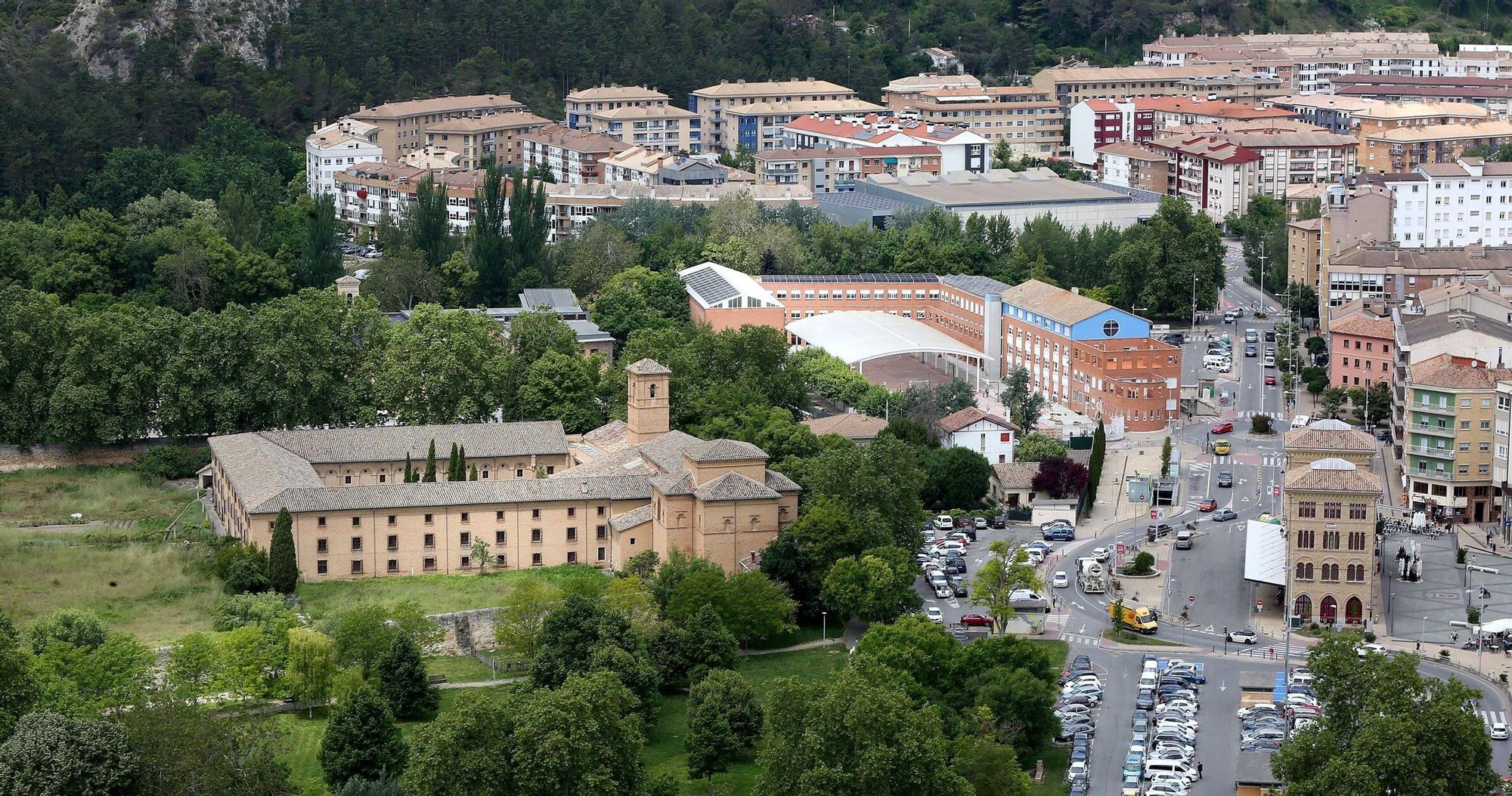 A la izquierda, el convento y las huertas de Santa Clara.
