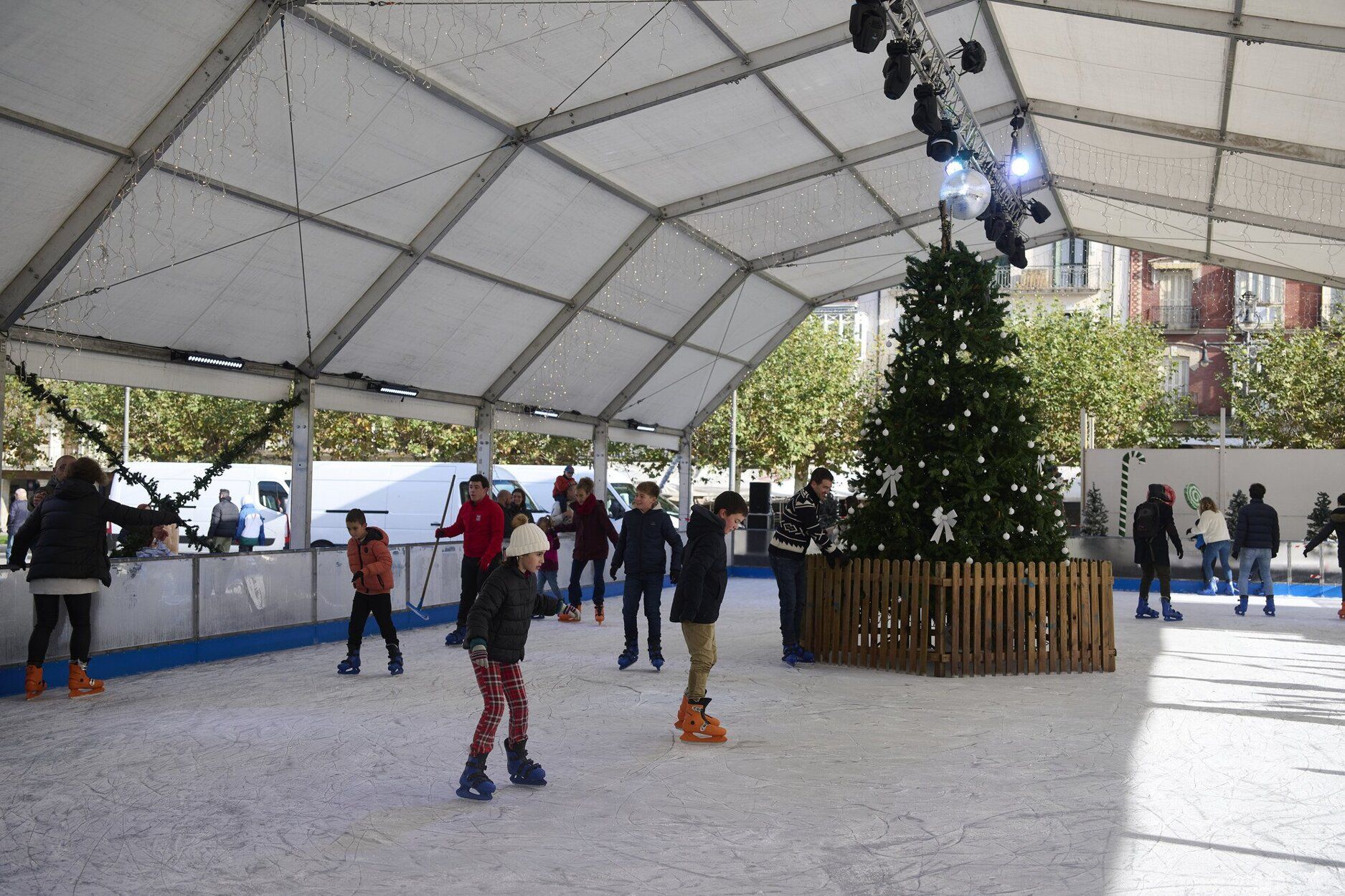 La pista de hielo por Navidad en Pamplona.