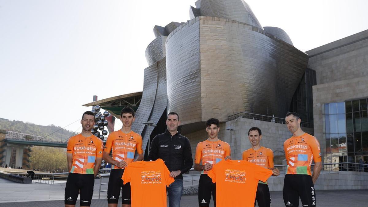 Los nuevos corredores del equipo del Euskaltel-Euskadi que disputará la Itzulia Basque Country junto con la nueva camiseta de la marea naranja este martes en su presentación.