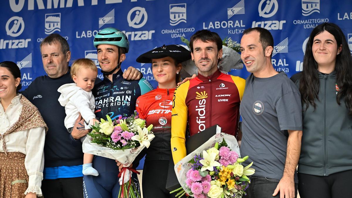 Homenaje a Pello Bilbao, Ion Izagirre y Lur Zufiria, que también cuelga la bici.