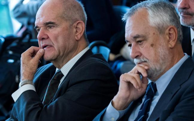 Los expresidentes socialistas andaluces José Antonio Griñán (d) y Manuel Chaves, escuchan al abogado de éste Pablo Jiménez de Parga durante su intervención. / E.P. Los expresidentes socialistas andaluces José Antonio Griñán (d) y Manuel Chaves, escuchan al abogado de éste Pablo Jiménez de Parga durante su intervención.