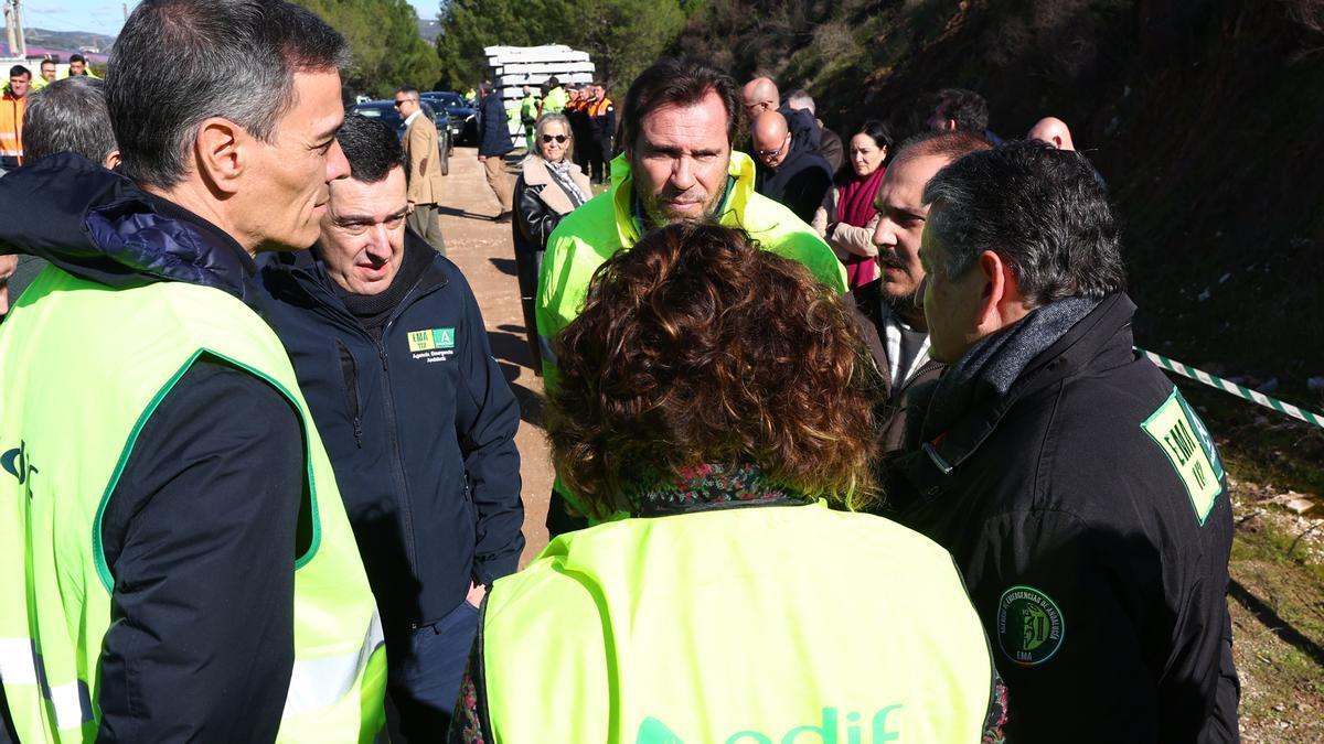 Puente, junto otros reprentantes políticos, en el lugar del accidente entre dos trenes en Adamuz.
