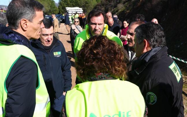 Puente, junto otros reprentantes políticos, en el lugar del accidente entre dos trenes en Adamuz.