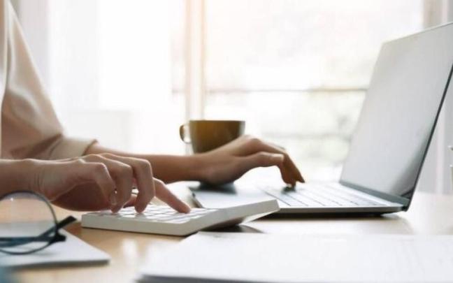 La vitamina B12, también conocida como cobalamina, es una vitamina esencial del complejo B que desempeña un papel crucial en múltiples funciones del organismo