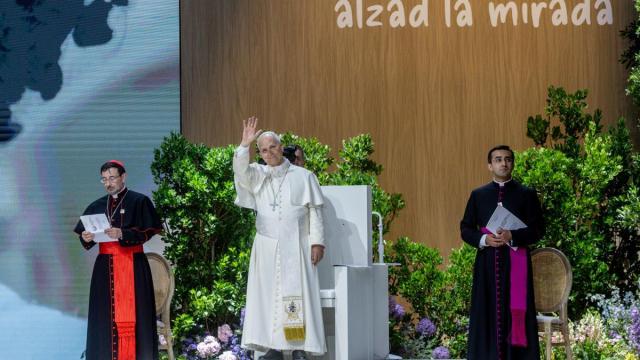 El Papa preside el acto 'Tejer redes' celebrado en el Movistar Arena.