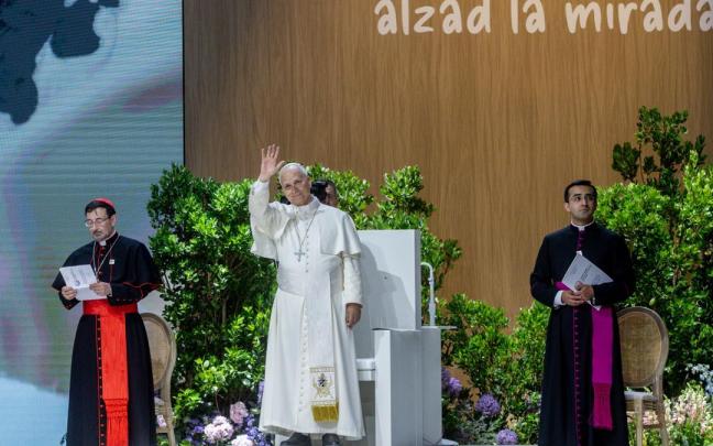 El Papa preside el acto 'Tejer redes' celebrado en el Movistar Arena.