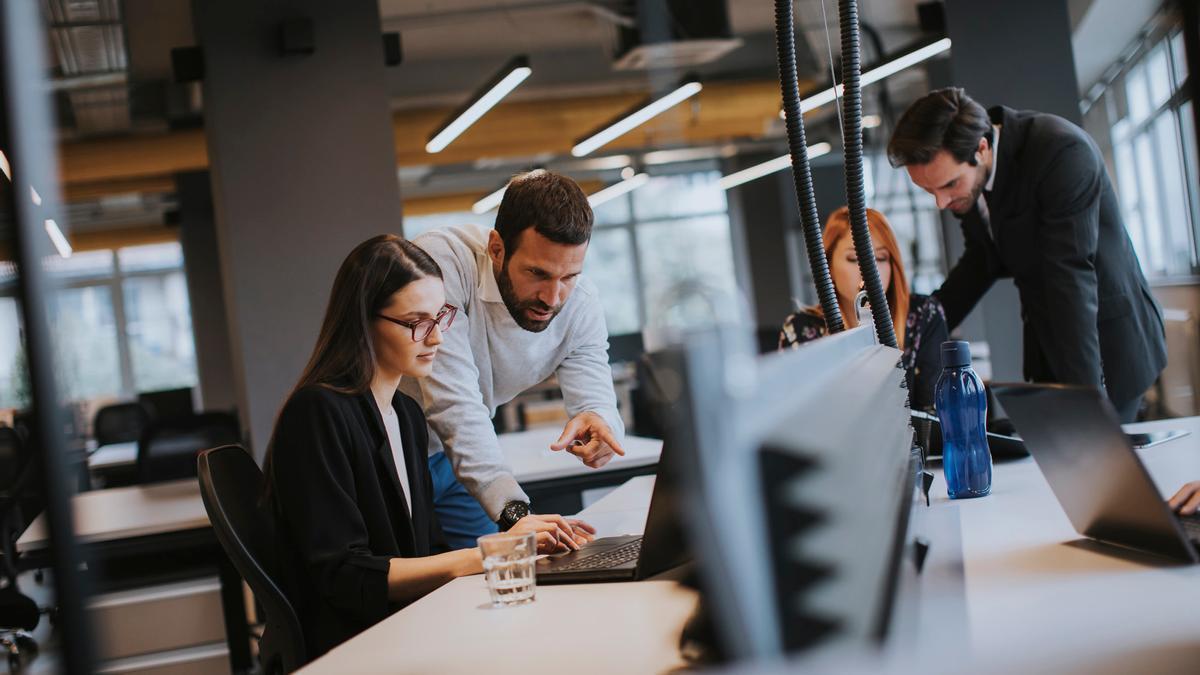 Varios trabajadores en una oficina.