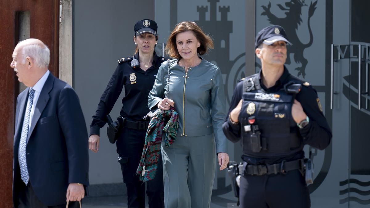La exministra de Defensa, María Dolores de Cospedal, a su salida de la Audiencia Nacional.