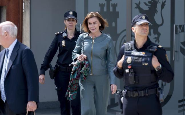 La exministra de Defensa, María Dolores de Cospedal, a su salida de la Audiencia Nacional.