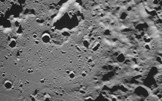 Vista de la foto difundida por la agencia espacial rusa Roscosmos enviada por la sonda Luna-25. que contiene una imagen del cráter Zeeman, en la cara oculta de la Luna