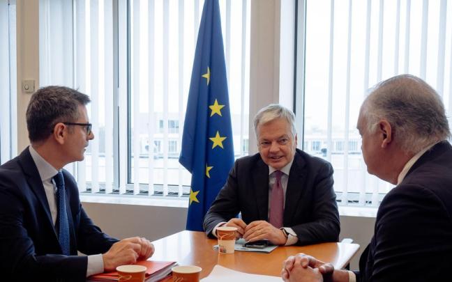 El comisario europeo de Justicia, Didier Reynders, el ministro de Justicia, Presidencia y Relaciones con las Cortes, Félix Bolaños; y el vicesecretario de Acción Institucional del PP, Esteban González Pons, en su reunión de este m
